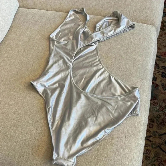 Oseree Glow Asymmetrical One Shoulder Swimsuit - Picture 5 of 7